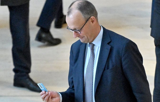Skeptischer Friedrich Merz mit Stimmkarte im Bundestag.<span class='image-autor'>Foto: Christophe Gateau/dpa</span>