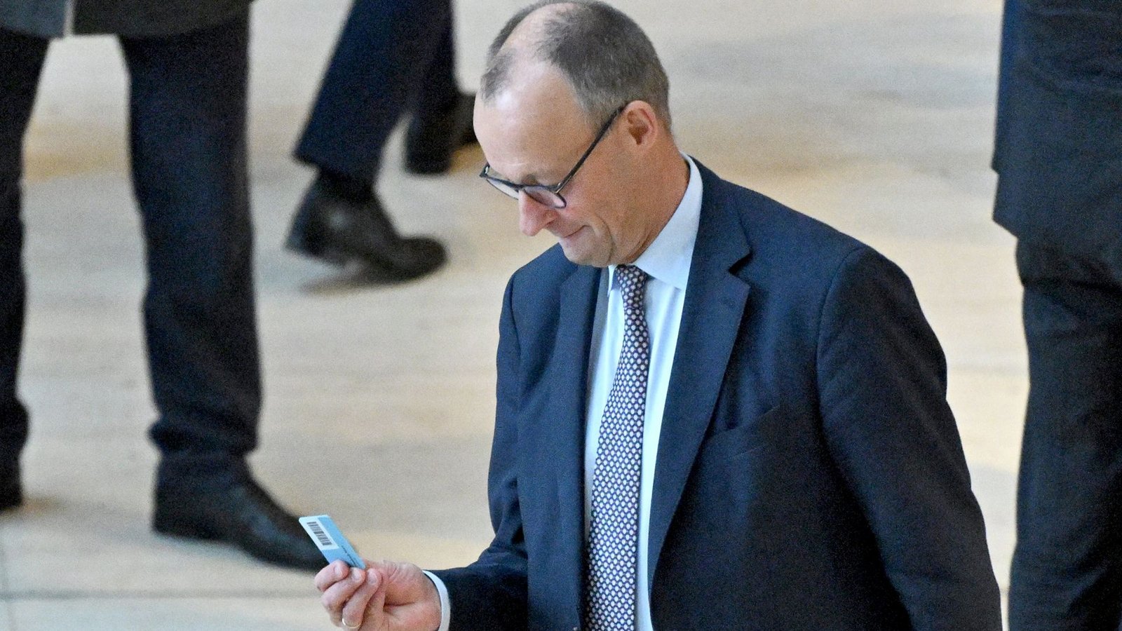 Skeptischer Friedrich Merz mit Stimmkarte im Bundestag.Foto: Christophe Gateau/dpa