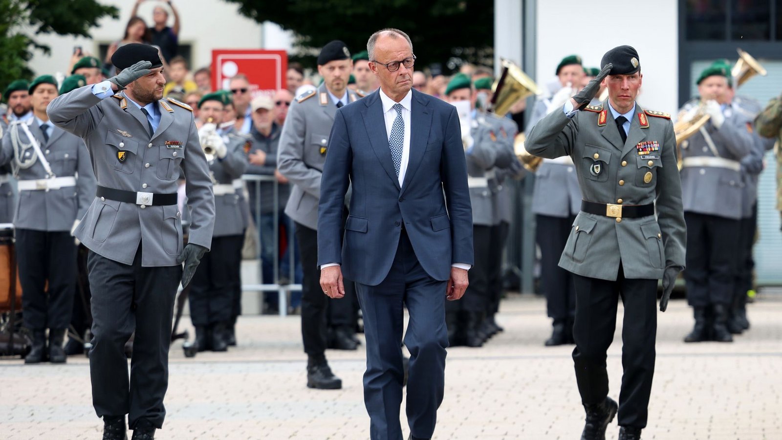 "Frieden und Freiheit gibt es eben nicht kostenlos", gibt Bundeskanzler Friedrich Merz jungen Rekrutinnen und Rekruten mit auf den Weg.Foto: Christoph Reichwein/dpa "Frieden und Freiheit gibt es eben nicht kostenlos", gibt Bundeskanzler Friedrich Merz jungen Rekrutinnen und Rekruten mit auf den Weg.Foto: Christoph Reichwein/dpa