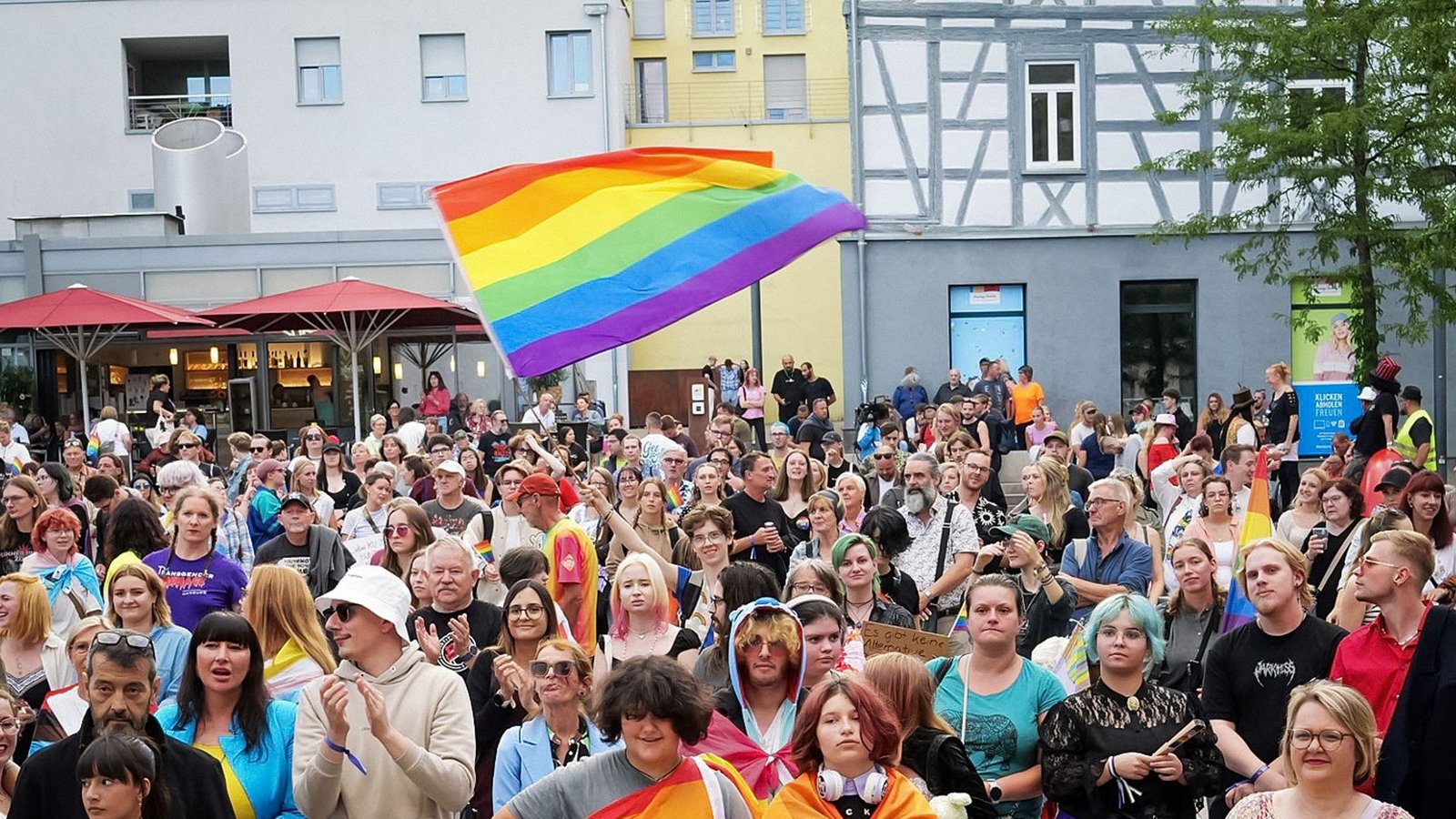 Von rund 400 CSD-Teilnehmerinnen und Teilnehmern spricht die Polizei am Freitagabend.Foto: René Wolff Von rund 400 CSD-Teilnehmerinnen und Teilnehmern spricht die Polizei am Freitagabend.Foto: René Wolff