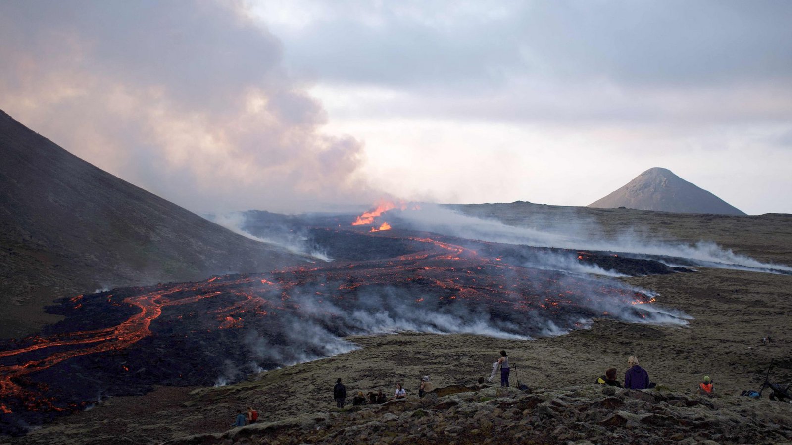 Magnus Tumi Gudmundsson, Professor für Geophysik an der University of Iceland in Reykjavik, erklärt: „Der Vulkanausbruch wird keinerlei Effekte auf den Flugverkehr haben.“Foto: AFP/Jeremie Richard