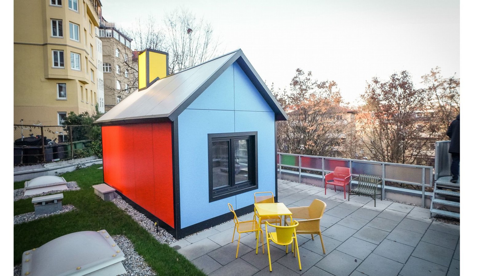 Auch dies ist eine Art Aufstockung in der Stadt. Das Tiny House steht auf . . .Foto: Ferdinando Iannone/Lichtgut Auch dies ist eine Art Aufstockung in der Stadt. Das Tiny House steht auf . . .Foto: Ferdinando Iannone/Lichtgut