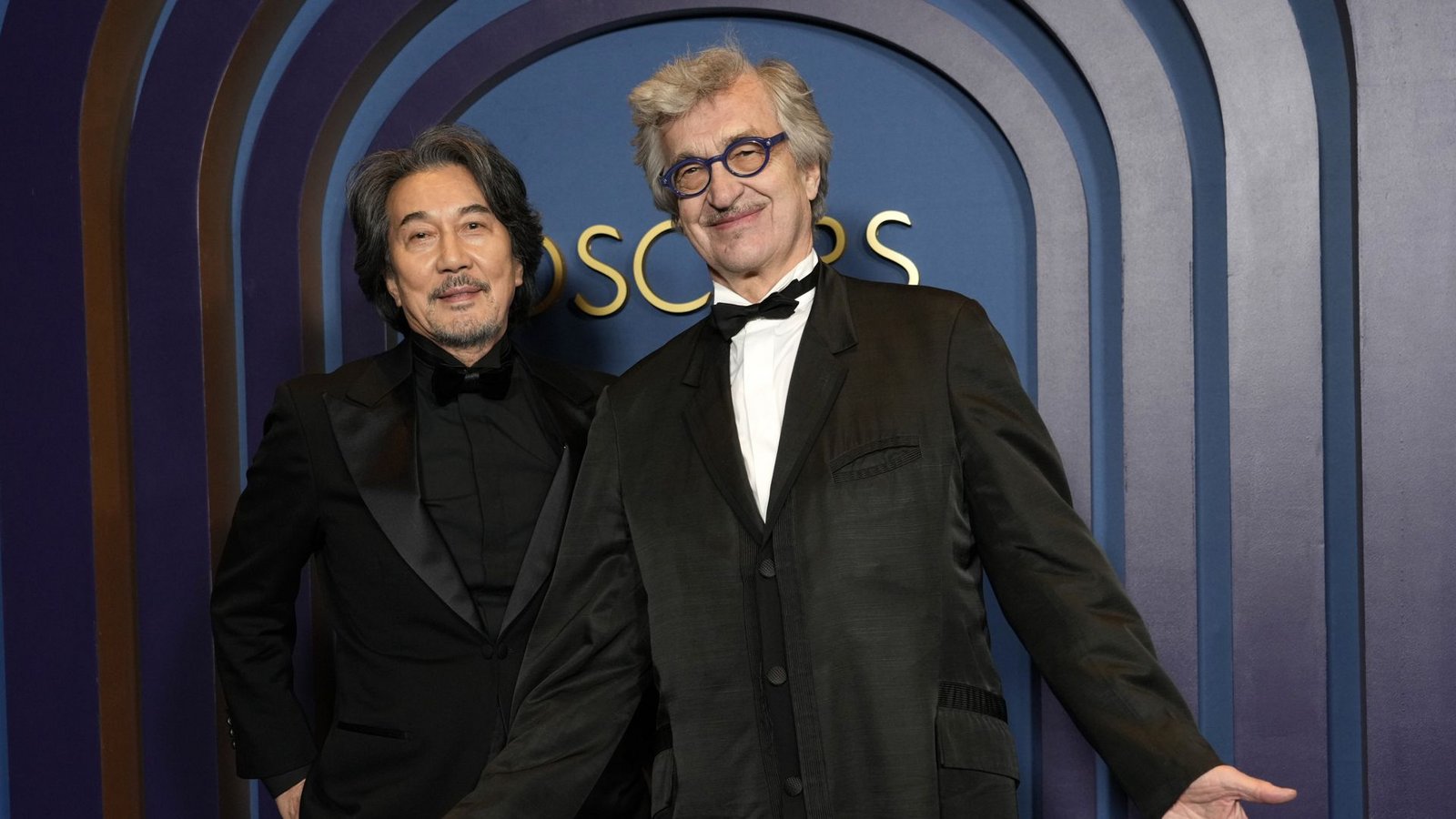 Doch nicht nur US-amerikanische Stars posierten auf dem roten Teppich. Der deutsche Regisseur Wim Wenders (rechts) posierte zusammen mit dem japanischen Schauspieler Koji Yakusho (links).Foto: dpa/Chris Pizzello Doch nicht nur US-amerikanische Stars posierten auf dem roten Teppich. Der deutsche Regisseur Wim Wenders (rechts) posierte zusammen mit dem japanischen Schauspieler Koji Yakusho (links).Foto: dpa/Chris Pizzello