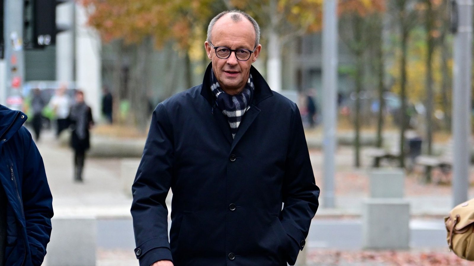 Friedrich Merz auf dem Weg ins Kanzleramt – zunächst allerdings nur zu einem Gespräch mit Olaf Scholz.Foto: dpa/Fabian Sommer