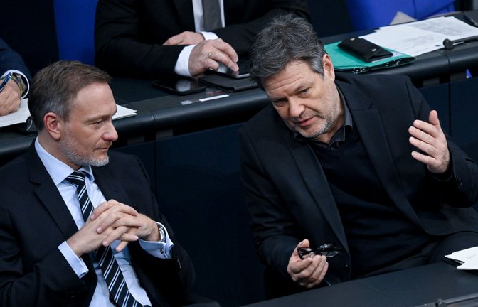 Bundesfinanzminister Christian Lindner (links) im Gespräch mit Wirtschaftsminister Habeck. (Archivbild)<span class='image-autor'>Foto: dpa/Britta Pedersen</span>