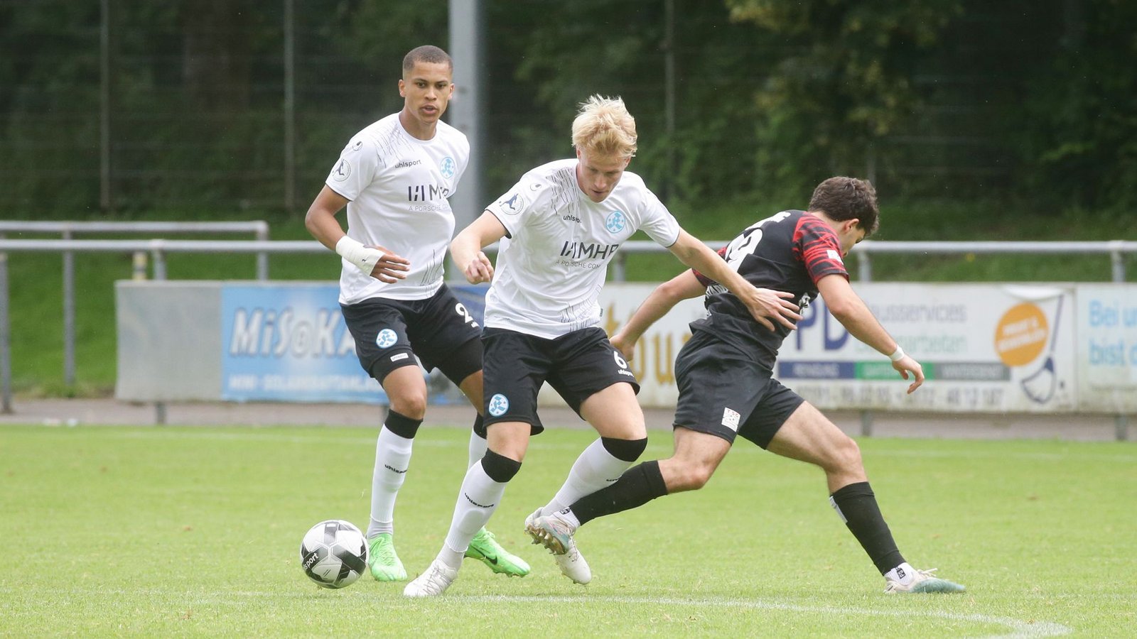 Neuzugang Vico Meien gegen Ex-Kickers-Spieler Rafael TerpsiadisFoto: Pressefoto Baumann/Hansjürgen Britsch