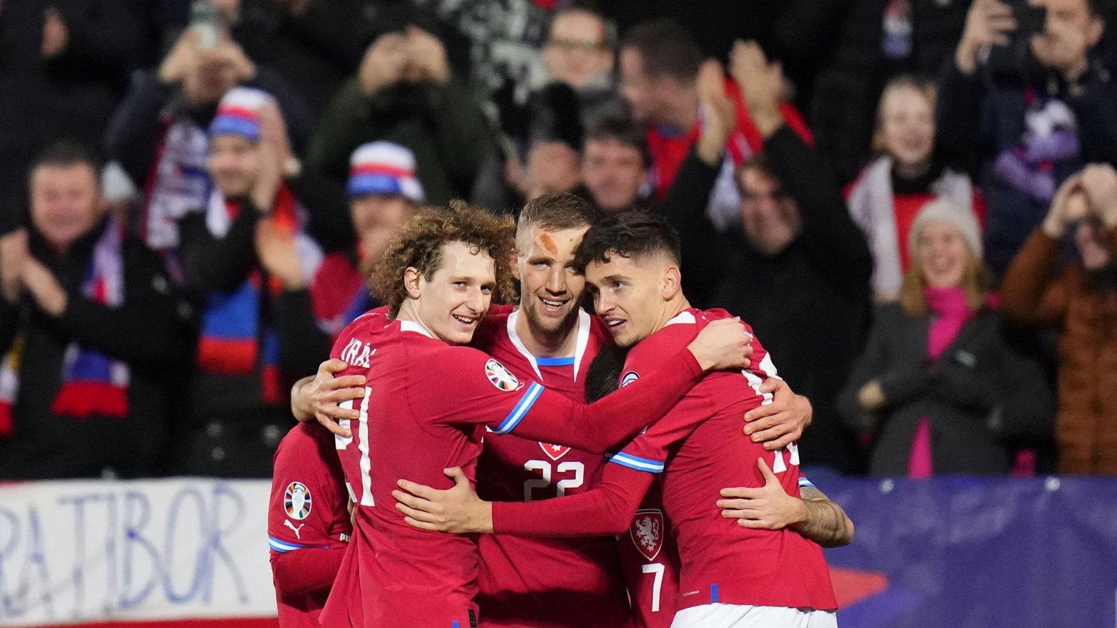 Die Spieler aus Tschechien jubelten mit Tomas Soucek (Mitte) nach seinem Tor, dem dritten Treffer ihres Teams.Foto: dpa/Petr David Josek