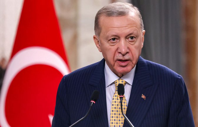 Der türkische Präsident Recep Tayyip Erdogan wirft dem Westen vor, seine eigenen Werte zu missachten, wenn es um den Gaza-Krieg geht.<span class='image-autor'>Foto: AHMAD AL-RUBAYE/AFP Pool via AP/dpa</span>