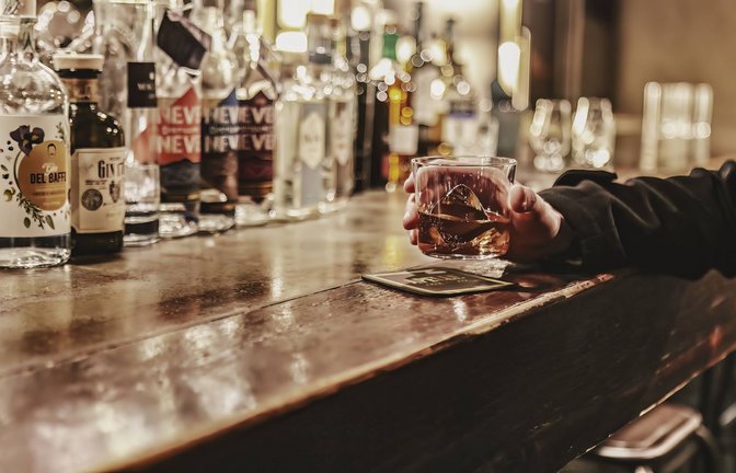 Vor allem jüngere Menschen greifen seltener zum Alkohol.<span class='image-autor'>Foto: imago/Filippo Carlot</span>