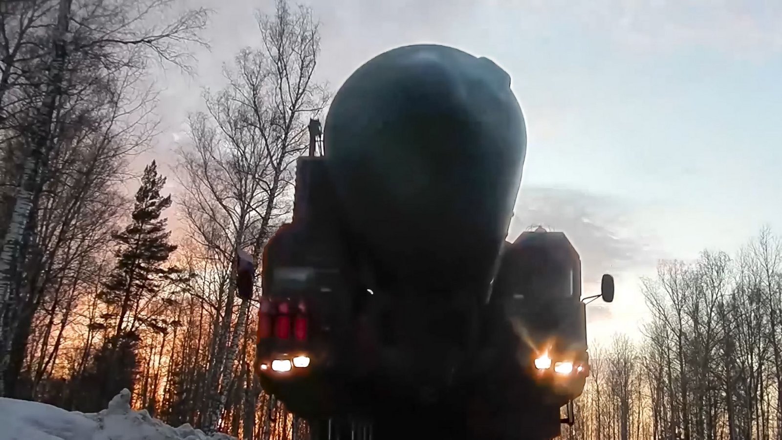 Das russische Militär hat mit Übungen seiner strategischen Raketentruppen begonnen und mobile RS-24 in Sibirien eingesetzt, um die massiven nuklearen Fähigkeiten des Landes inmitten der Kämpfe in der Ukraine zu demonstrieren.Foto: Uncredited/Russian Defense Ministry Press Service/AP/dpa Das russische Militär hat mit Übungen seiner strategischen Raketentruppen begonnen und mobile RS-24 in Sibirien eingesetzt, um die massiven nuklearen Fähigkeiten des Landes inmitten der Kämpfe in der Ukraine zu demonstrieren.Foto: Uncredited/Russian Defense Ministry Press Service/AP/dpa