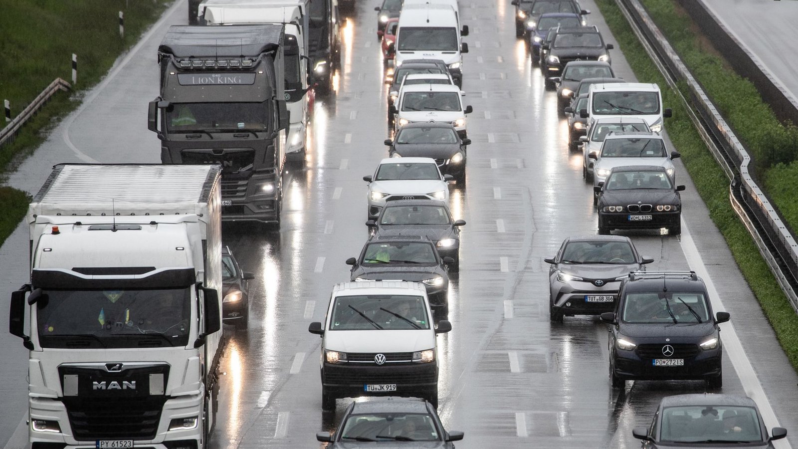 Auch auf den Autobahnen rund um Stuttgart soll es Staus geben. (Symbolbild)Foto: dpa/Christoph Schmidt