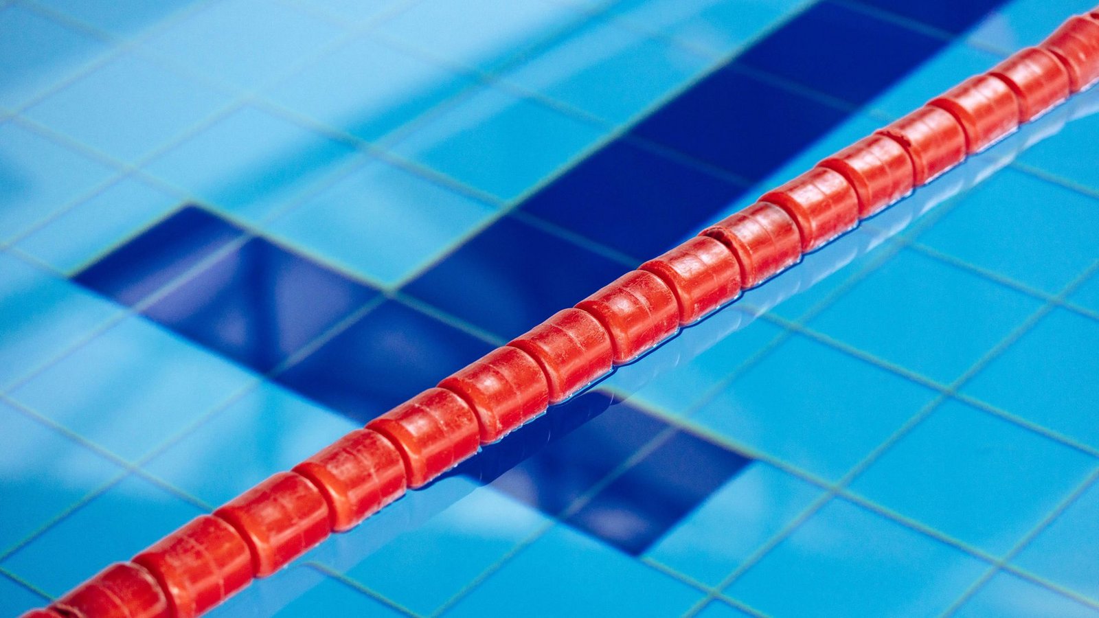 Eine rote Leine wie diese sperrte den Schwimmer- vom Nichtschwimmerbereich ab.Foto: imago images//Christoph Hardt Eine rote Leine wie diese sperrte den Schwimmer- vom Nichtschwimmerbereich ab.Foto: imago images//Christoph Hardt