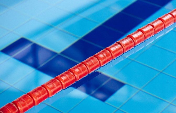 Eine rote Leine wie diese sperrte den Schwimmer- vom Nichtschwimmerbereich ab.<span class='image-autor'>Foto: imago images//Christoph Hardt</span>
