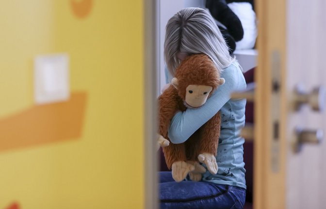 Wem kann man sich anvertrauen, wenn man sexualisierte Gewalt erfahren hat? Meistens sind es Freunde oder die Eltern.<span class='image-autor'>Foto: Jan Woitas/dpa</span>