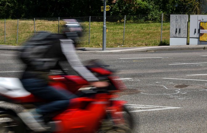 Der Motorradfahrer kam aus bislang unbekannter Ursache von der Fahrbahn ab. (Symbolbild)<span class='image-autor'>Foto: LICHTGUT/Max Kovalenko</span>