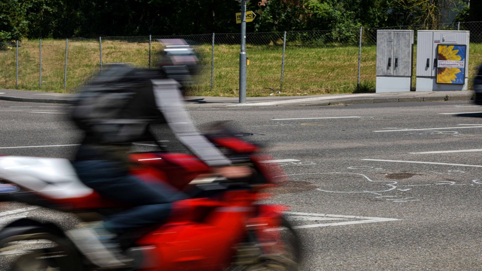 Der Motorradfahrer kam aus bislang unbekannter Ursache von der Fahrbahn ab. (Symbolbild)Foto: LICHTGUT/Max Kovalenko Der Motorradfahrer kam aus bislang unbekannter Ursache von der Fahrbahn ab. (Symbolbild)Foto: LICHTGUT/Max Kovalenko