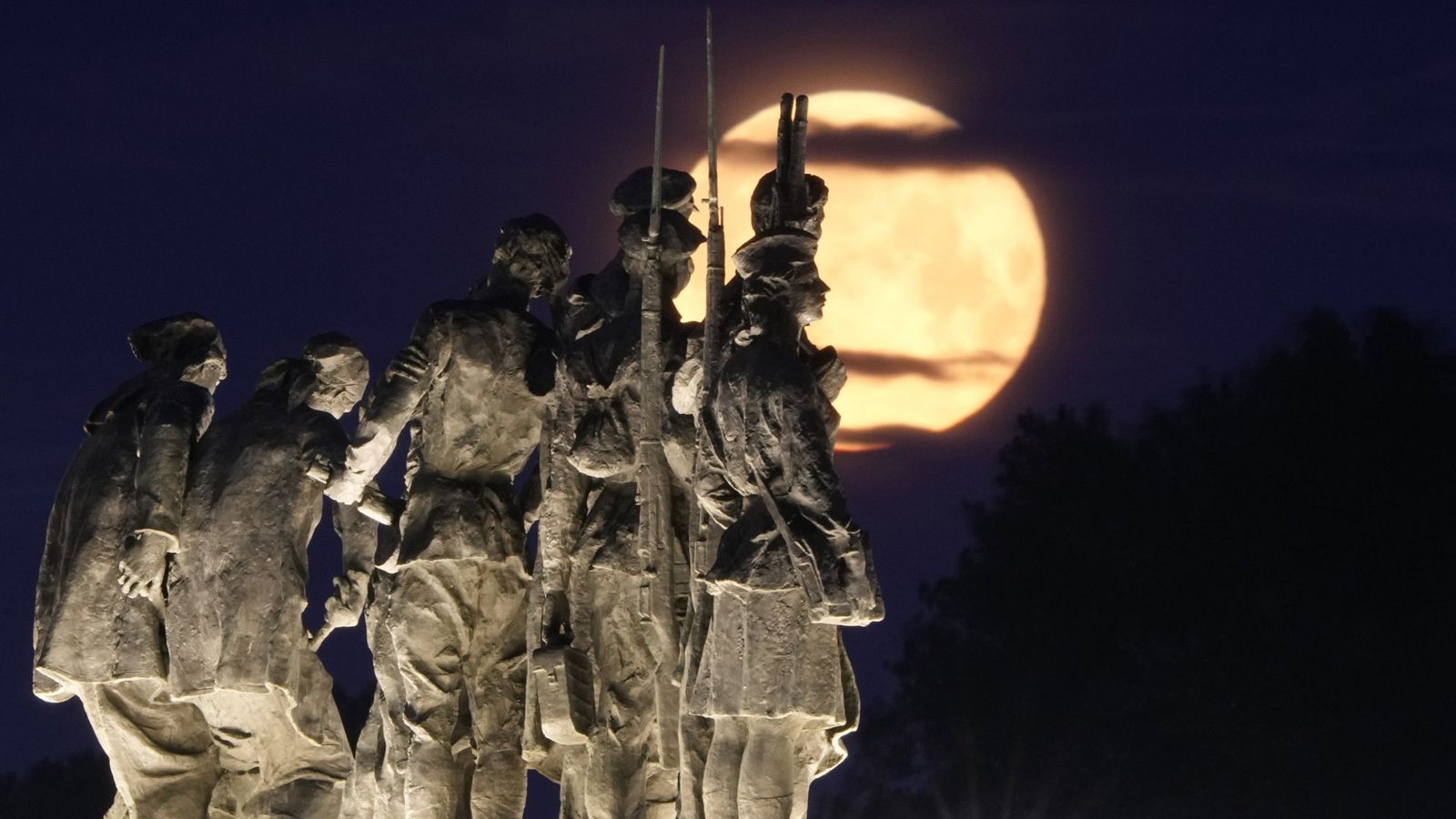 Auch im russischen St. Petersburg war der „Fast-Supermond“ gut zu sehen.Foto: dpa/Dmitri Lovetsky
