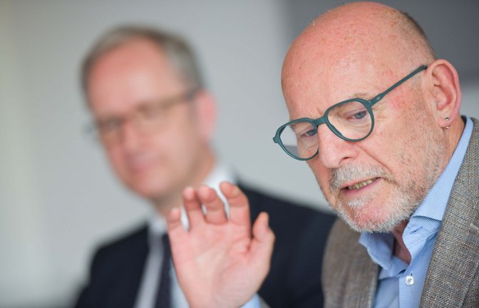 Landesverkehrsminister Winfried Hermann hat das Projekt der App schon länger intensiv betrieben. Im Hintergrund SSB-Vorstand Mario Lange<span class='image-autor'>Foto: LICHTGUT/Max Kovalenko</span>