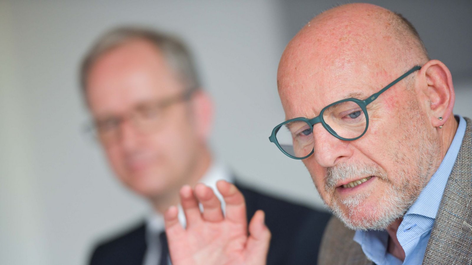 Landesverkehrsminister Winfried Hermann hat das Projekt der App schon länger intensiv betrieben. Im Hintergrund SSB-Vorstand Mario LangeFoto: LICHTGUT/Max Kovalenko Landesverkehrsminister Winfried Hermann hat das Projekt der App schon länger intensiv betrieben. Im Hintergrund SSB-Vorstand Mario LangeFoto: LICHTGUT/Max Kovalenko