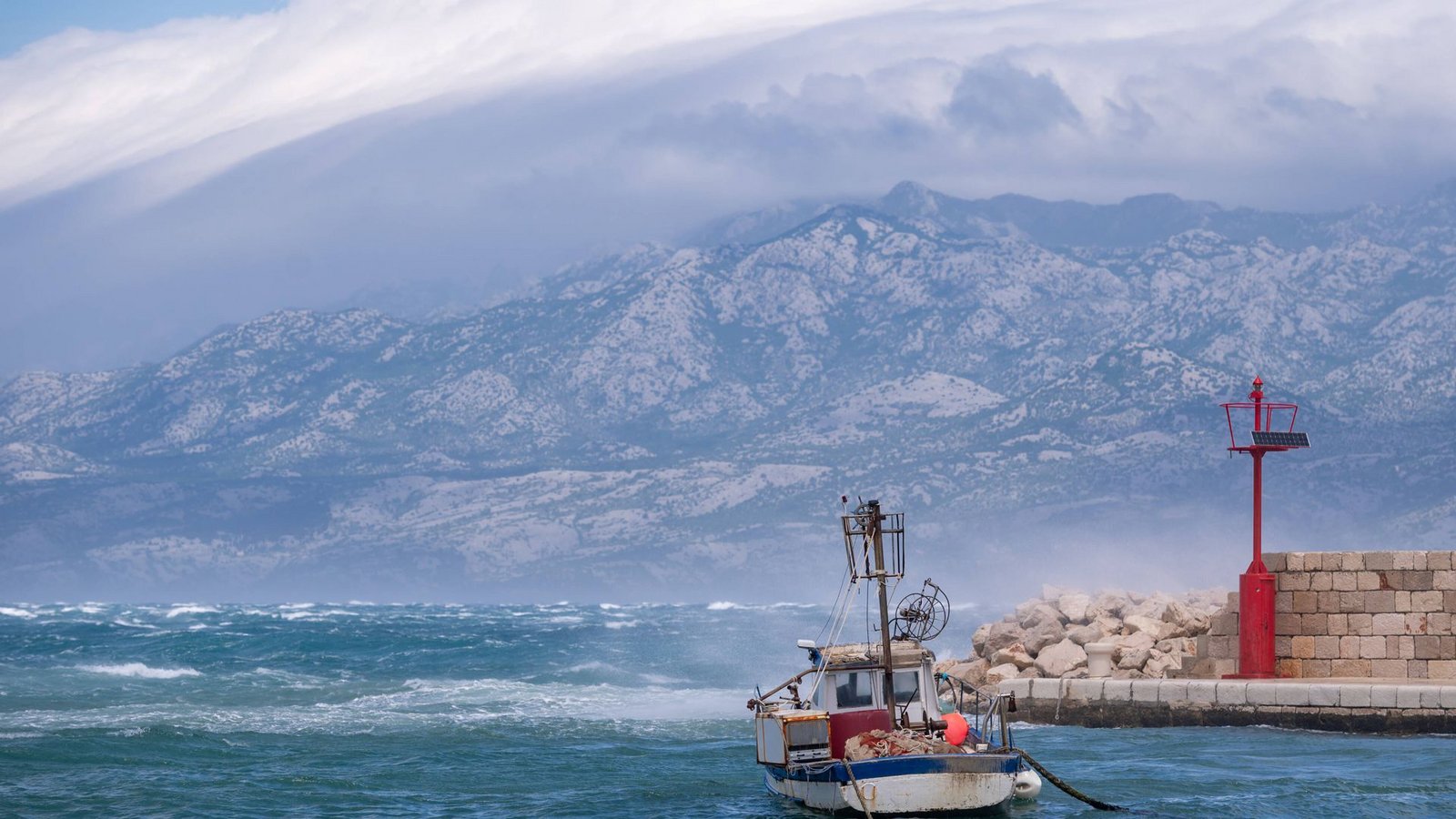 Bora und Wellen in Kroatien – gibt es dort noch mehr Gefahren?Foto: IMAGO/Pixsell