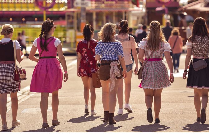 Junge Besucherinnen auf dem Stuttgarter Frühlingsfest: Der Alkoholkonsum von Jugendlichen und jungen Erwachsenen geht seit Jahren zurück.<span class='image-autor'>Foto: Lichtgut/Max Kovalenk/o</span>