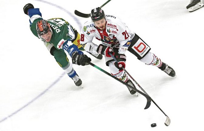 Eishockey wird immer an der Leistungsgrenze gespielt – wie beispielsweise beim Sprintduell zwischen Bietigheims Norman Hauner (links) und Freiburgs Jordan George. Foto: Baumann