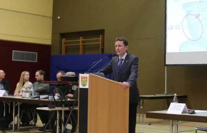 Carsten Willing am Redepult, rechts Michael Schweizer, links die weiteren Experten.