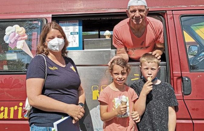 Eis-Mario war auf dem Schulhof der Grundschule Horrheim. Jedes anwesende Kind durfte sich eine Eiskugel aussuchen. Natürlich durften auch die Lehrerinnen und Betreuerinnen ein Eis genießen. Das Eis wurde vom Kinder- und Jungendfreizeitverein Horrheim spen