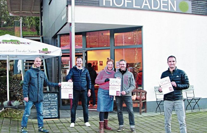 Laden zu einem digitalen Weihnachtsmarkt ein (von links): Enzkreis-Wirtschaftsförderer Jochen Enke, Mario Zachmann (Gründer der Plattform Dorfplatz.eu), Daniela und Claus Bischoff vom gleichnamigen Bauernhof und Kevin Mayer (ebenfalls Gründer von Dorfplatz.eu).  Foto: LE