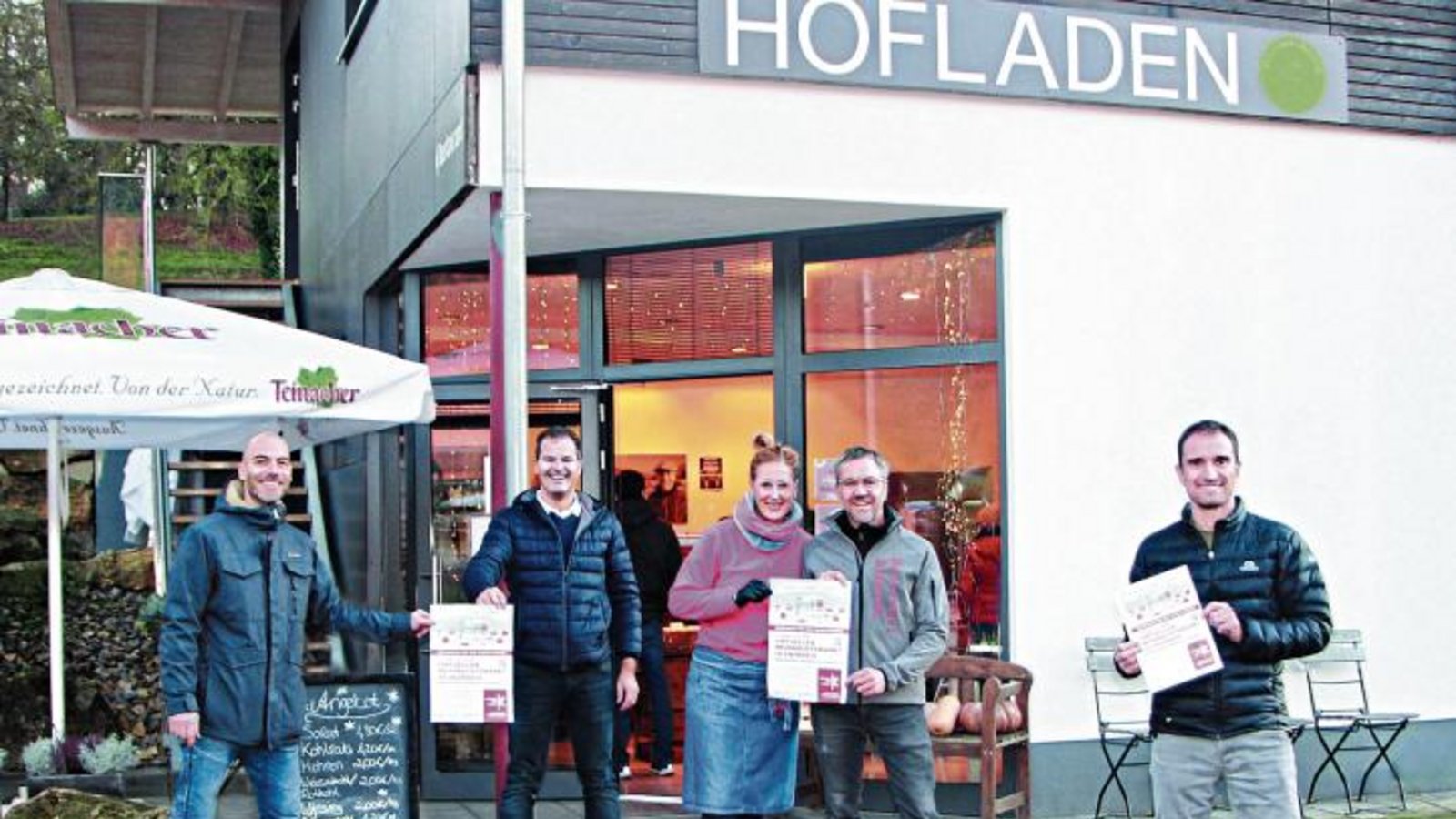 Laden zu einem digitalen Weihnachtsmarkt ein (von links): Enzkreis-Wirtschaftsförderer Jochen Enke, Mario Zachmann (Gründer der Plattform Dorfplatz.eu), Daniela und Claus Bischoff vom gleichnamigen Bauernhof und Kevin Mayer (ebenfalls Gründer von Dorfplatz.eu). Foto: LE Laden zu einem digitalen Weihnachtsmarkt ein (von links): Enzkreis-Wirtschaftsförderer Jochen Enke, Mario Zachmann (Gründer der Plattform Dorfplatz.eu), Daniela und Claus Bischoff vom gleichnamigen Bauernhof und Kevin Mayer (ebenfalls Gründer von Dorfplatz.eu). Foto: LE