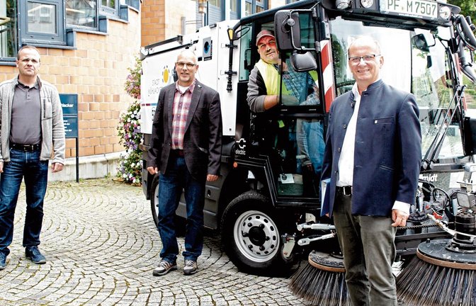 Die erste elektrische Kehrmaschine wurde jetzt in Mühlacker in Betrieb genommen. Stolz präsentierten Bürgermeister Winfried Abicht (rechts) und Amtsleiter Holger Weyhersmüller sowie Jörg Soulier die von Wolfgang Neumeyer bediente neue Errungenschaft des Bauhofs. Foto: Kollros