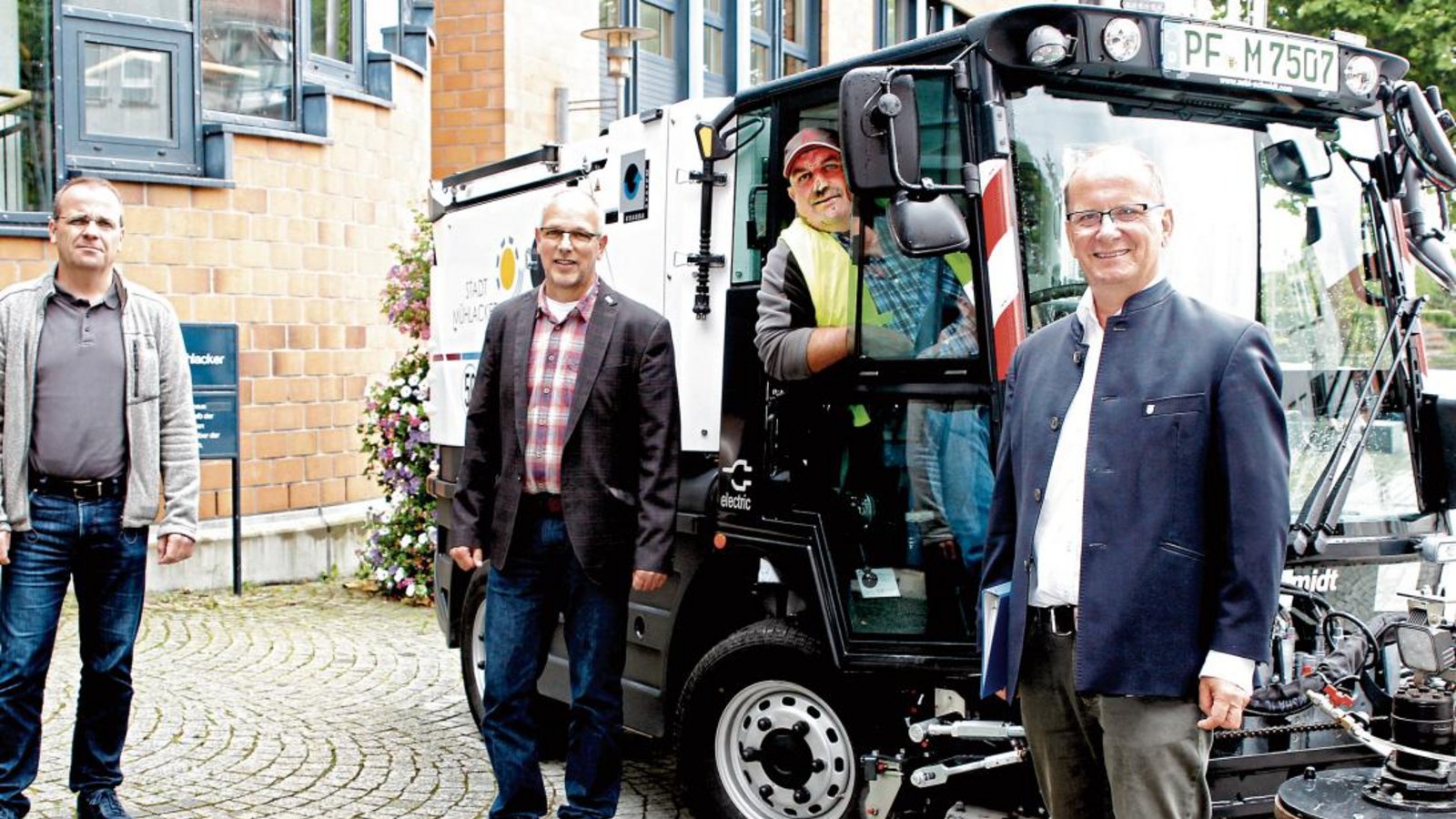 Die erste elektrische Kehrmaschine wurde jetzt in Mühlacker in Betrieb genommen. Stolz präsentierten Bürgermeister Winfried Abicht (rechts) und Amtsleiter Holger Weyhersmüller sowie Jörg Soulier die von Wolfgang Neumeyer bediente neue Errungenschaft des Bauhofs. Foto: Kollros Die erste elektrische Kehrmaschine wurde jetzt in Mühlacker in Betrieb genommen. Stolz präsentierten Bürgermeister Winfried Abicht (rechts) und Amtsleiter Holger Weyhersmüller sowie Jörg Soulier die von Wolfgang Neumeyer bediente neue Errungenschaft des Bauhofs. Foto: Kollros