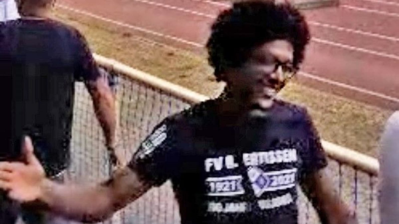 Nach diesem Tatverdächtigen sucht die Polizei. Der Mann soll einen anderen nach einem Fußballspiel in Illertissen schwer verletzt haben.Polizeipräsidium Schwaben Süd/West