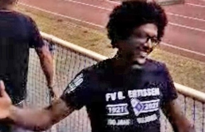 Nach diesem Tatverdächtigen sucht die Polizei. Der Mann soll einen anderen nach einem Fußballspiel in Illertissen schwer verletzt haben.<span class='image-autor'>Polizeipräsidium Schwaben Süd/West</span>