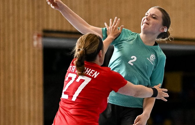 TSV Oberriexingen 1900 (grünes Trikot) - TB Richen 2, 25.04.2026,   Handball, Frauen, Neckar-Franken, Frauen Bezirksklasse Gruppe 2,  Anna Seybold (TSV Oberriexingen 1900, #02) beim Wurf.  Nadine Martin Puente (TB Richen 2, #27) versucht dies zu verhindern. 