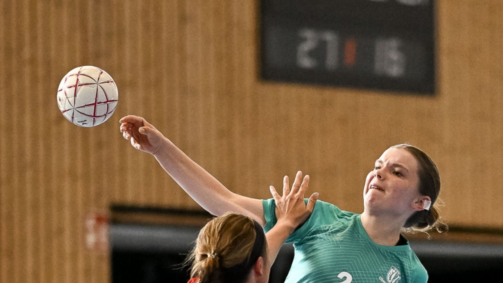 TSV Oberriexingen 1900 (grünes Trikot) - TB Richen 2, 25.04.2026, Handball, Frauen, Neckar-Franken, Frauen Bezirksklasse Gruppe 2, Anna Seybold (TSV Oberriexingen 1900, #02) beim Wurf. Nadine Martin Puente (TB Richen 2, #27) versucht dies zu verhindern.