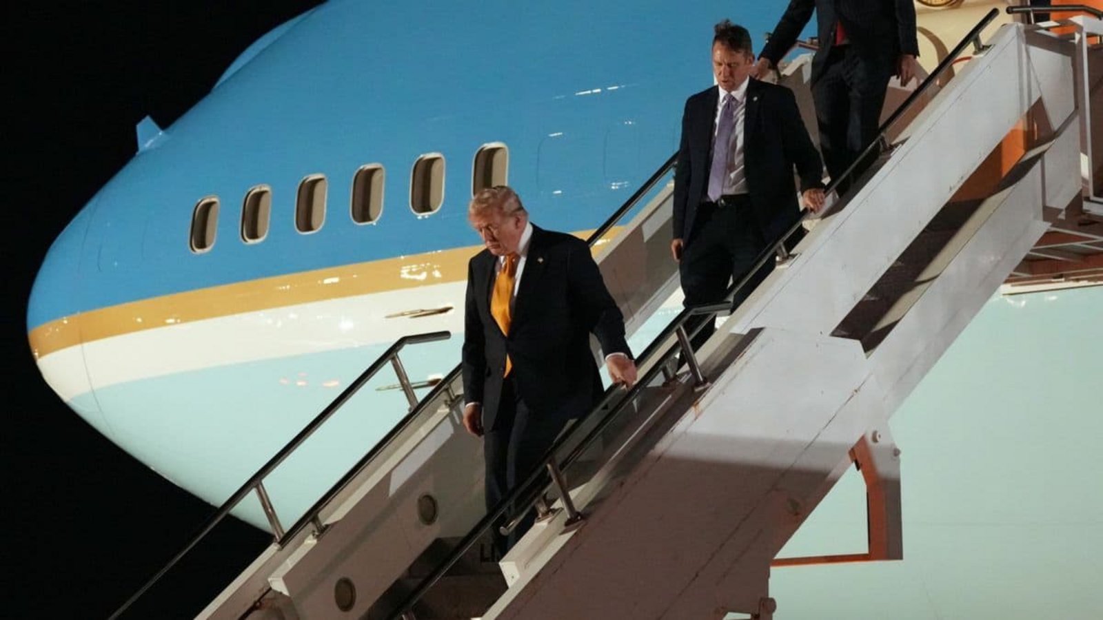 US-Präsident Donald Trump wechselt auf dem Rückweg vom Nato-Gipfel in Ankara nach Washington auf der US-Luftwaffenbasis RAF Mildenhall in Suffolk das Flugzeug.Alex Brandon/AP/dpa US-Präsident Donald Trump wechselt auf dem Rückweg vom Nato-Gipfel in Ankara nach Washington auf der US-Luftwaffenbasis RAF Mildenhall in Suffolk das Flugzeug.Alex Brandon/AP/dpa