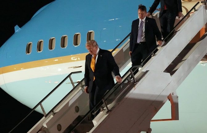 US-Präsident Donald Trump wechselt auf dem Rückweg vom Nato-Gipfel in Ankara nach Washington auf der US-Luftwaffenbasis RAF Mildenhall in Suffolk das Flugzeug.<span class='image-autor'>Alex Brandon/AP/dpa</span>