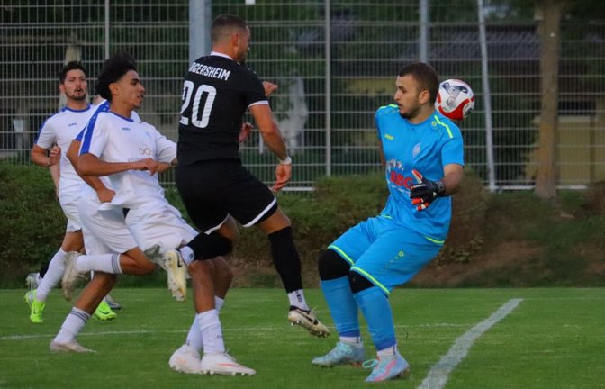 Torszenen wie diese mit Frieder Rudolph vom TSV Dagersheim (in schwarz) gegen Hyjnor Gashi im Tor der SV Böblingen II gab es im Bezirkspokal viele.<span class='image-autor'>Max Schoebel</span>