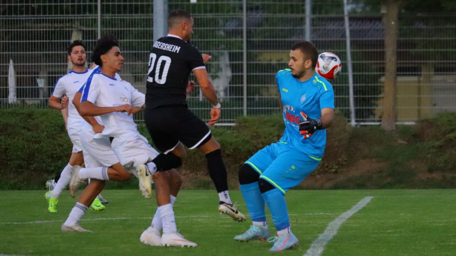 Torszenen wie diese mit Frieder Rudolph vom TSV Dagersheim (in schwarz) gegen Hyjnor Gashi im Tor der SV Böblingen II gab es im Bezirkspokal viele.Max Schoebel Torszenen wie diese mit Frieder Rudolph vom TSV Dagersheim (in schwarz) gegen Hyjnor Gashi im Tor der SV Böblingen II gab es im Bezirkspokal viele.Max Schoebel
