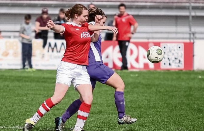 Jessica Lange und die Roßwagerinnen halten mit Einsatz und Kampf gegen die spielerischen Mittel von Daniela Hannemann und der Horrheimerinnen (links) dagegen. Foto: Simecek