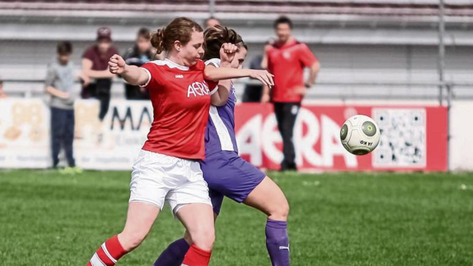Jessica Lange und die Roßwagerinnen halten mit Einsatz und Kampf gegen die spielerischen Mittel von Daniela Hannemann und der Horrheimerinnen (links) dagegen. Foto: Simecek Jessica Lange und die Roßwagerinnen halten mit Einsatz und Kampf gegen die spielerischen Mittel von Daniela Hannemann und der Horrheimerinnen (links) dagegen. Foto: Simecek