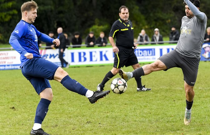 Cihat Aytac (rechts) erzielt den Ausgleich für Enzweihingen im Derby beim VfB Vaihingen mit Niklas Laufenberg (links).  <span class='image-autor'>Foto: Leitner</span>