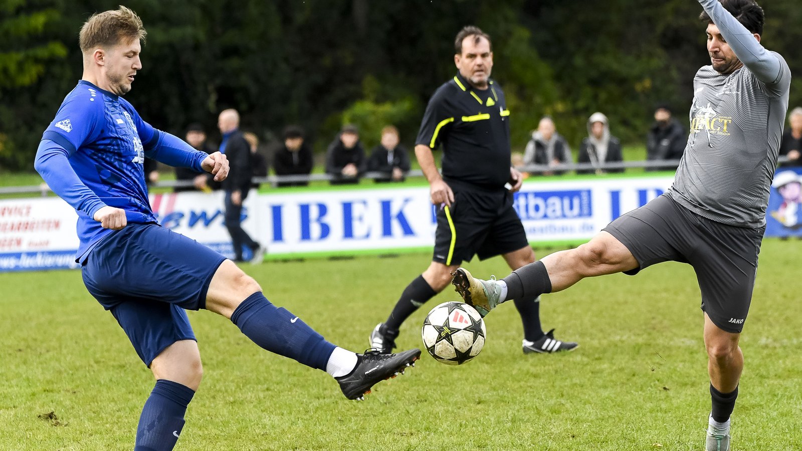 Cihat Aytac (rechts) erzielt den Ausgleich für Enzweihingen im Derby beim VfB Vaihingen mit Niklas Laufenberg (links). Foto: Leitner Cihat Aytac (rechts) erzielt den Ausgleich für Enzweihingen im Derby beim VfB Vaihingen mit Niklas Laufenberg (links). Foto: Leitner