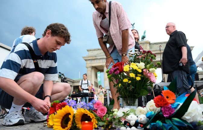 Trauer am&nbsp; Brandenburger Tor: Beim Anschlag auf den Christopher Street Day am Wochenende in Berlin kam eine Frau ums Leben, mindestens 16 Menschen wurden verletzt.<span class='image-autor'>Ralf Hirschberger/AFP</span>
