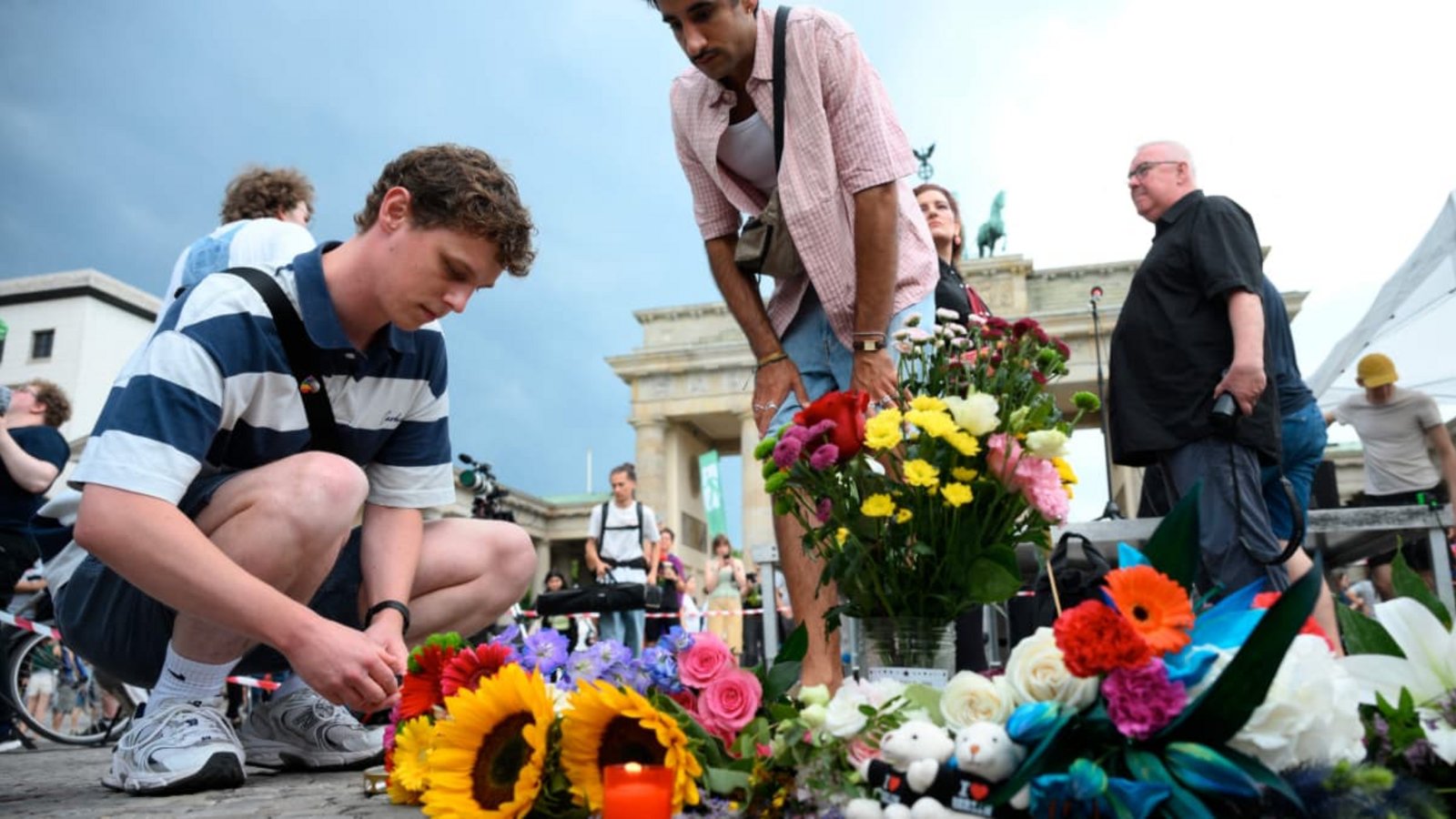 Trauer am&nbsp; Brandenburger Tor: Beim Anschlag auf den Christopher Street Day am Wochenende in Berlin kam eine Frau ums Leben, mindestens 16 Menschen wurden verletzt.Ralf Hirschberger/AFP