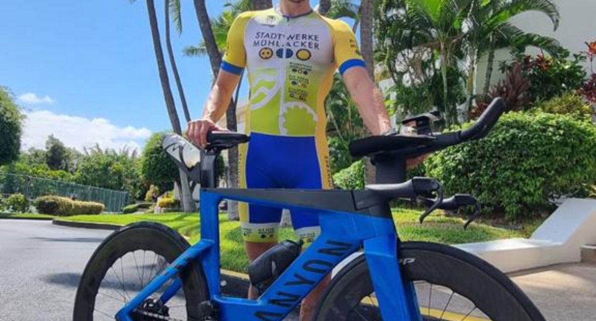 Thomas Fritsch aus Illingen beim Ironman Triathlon in Kona auf Hawaii mit Fahrrad und Palmen, Training, 2022, Foto privat