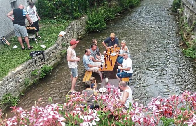 Glück hat, wer bei der Hitze am Wasser wohnt und sein Fest mit Freunden vom Garten in den Bach verlegen kann! So in Enzweihingen im Strudelbach. Foto: Cracknell