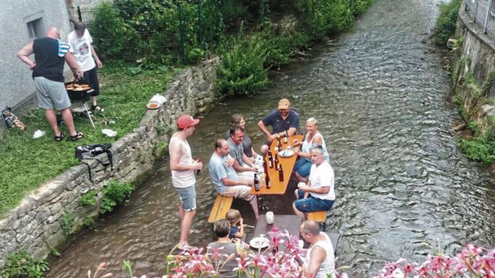 Glück hat, wer bei der Hitze am Wasser wohnt und sein Fest mit Freunden vom Garten in den Bach verlegen kann! So in Enzweihingen im Strudelbach. Foto: Cracknell Glück hat, wer bei der Hitze am Wasser wohnt und sein Fest mit Freunden vom Garten in den Bach verlegen kann! So in Enzweihingen im Strudelbach. Foto: Cracknell