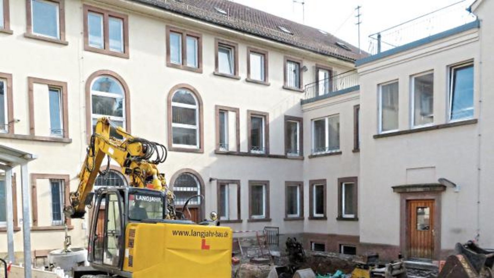 Wer sich darüber wundert, dass die Polizeifahrzeuge auf dem Parkstreifen der Heilbronner Straße in Vaihingen stehen: So sieht’s derzeit im Hof von Polizei und Amtsgericht aus. Es wird kräftig saniert. Auch im Untergrund. Foto: Arning Wer sich darüber wundert, dass die Polizeifahrzeuge auf dem Parkstreifen der Heilbronner Straße in Vaihingen stehen: So sieht’s derzeit im Hof von Polizei und Amtsgericht aus. Es wird kräftig saniert. Auch im Untergrund. Foto: Arning